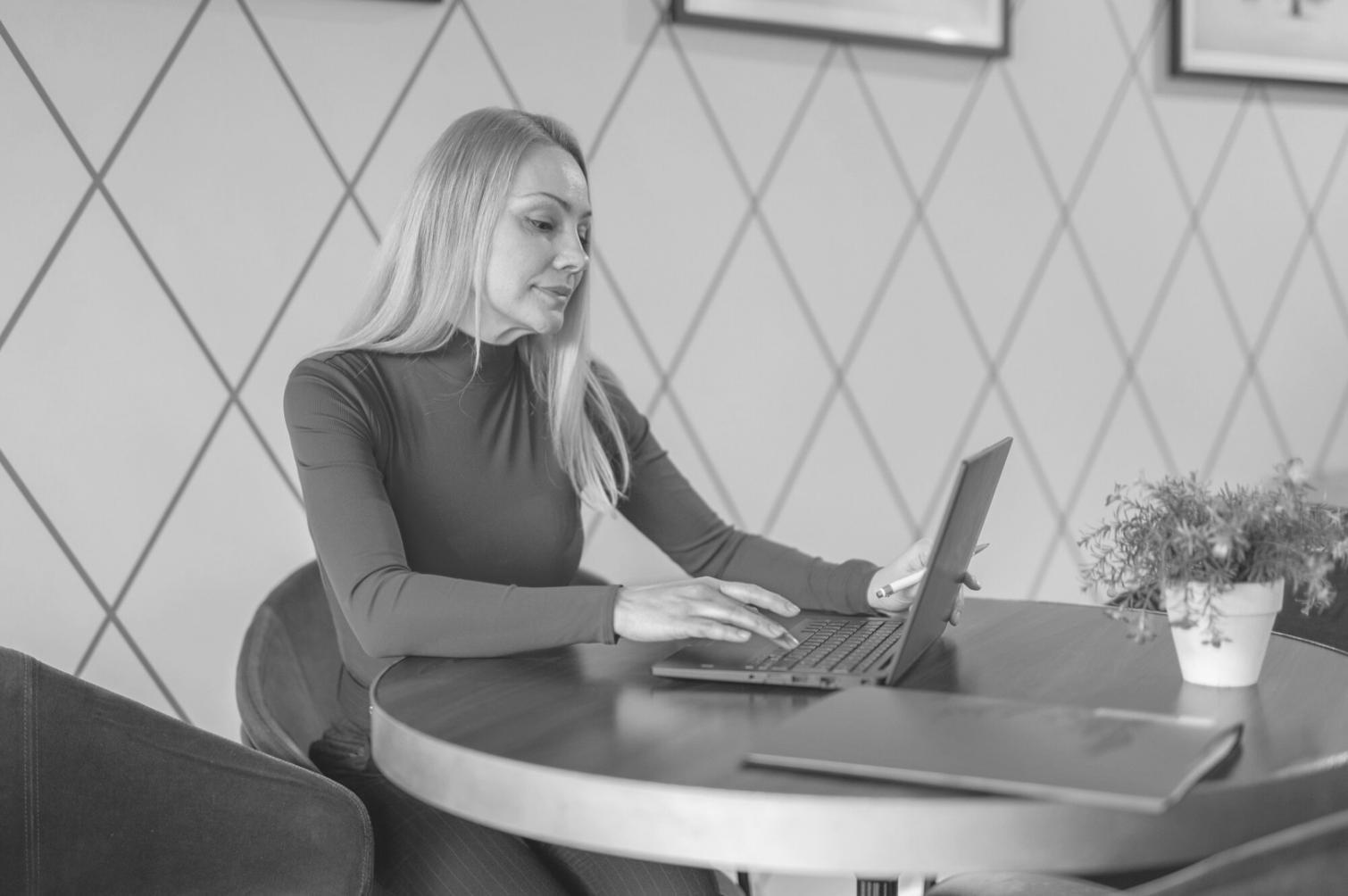 Führungskräfte beim Analysieren von Finanzkennzahlen