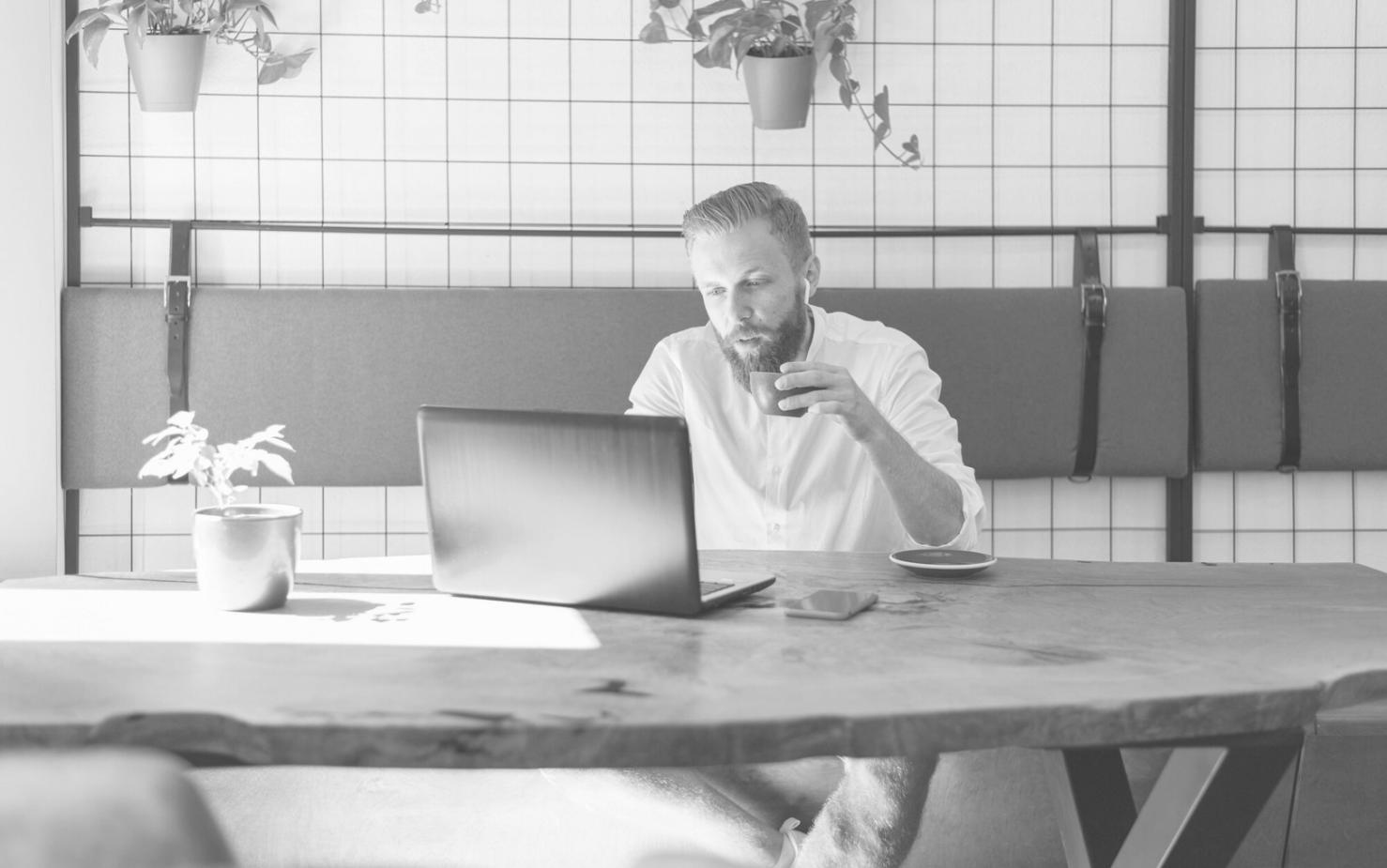 Detaillierte Finanzanalyse mit Kennzahlen und Diagrammen